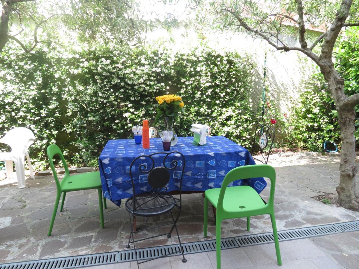 Camera Con Bagno Privato E Parcheggio ลุคคา ภายนอก รูปภาพ